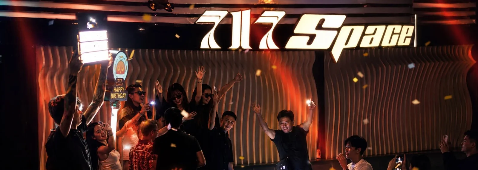 Biển đèn 717 Space trên vách gỗ uốn sóng tại 717 Beer Club Nha Trang