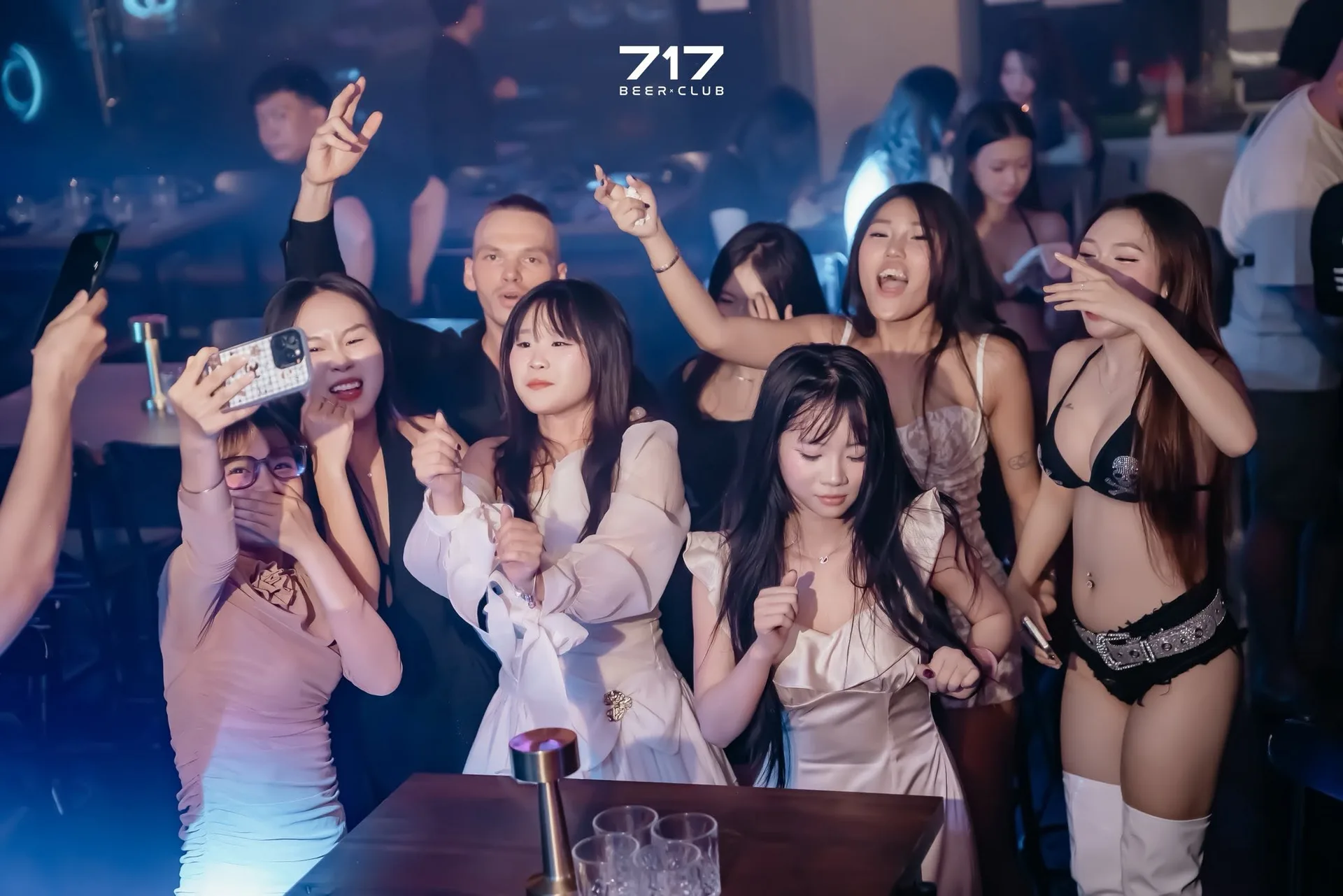 Nhóm khách nhảy dưới ánh đèn xanh tại 717