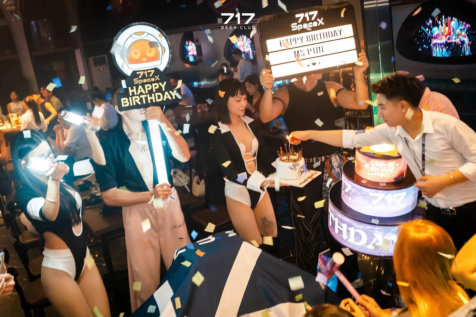 Bảng đèn Happy Birthday và bánh sinh nhật LED tại 717